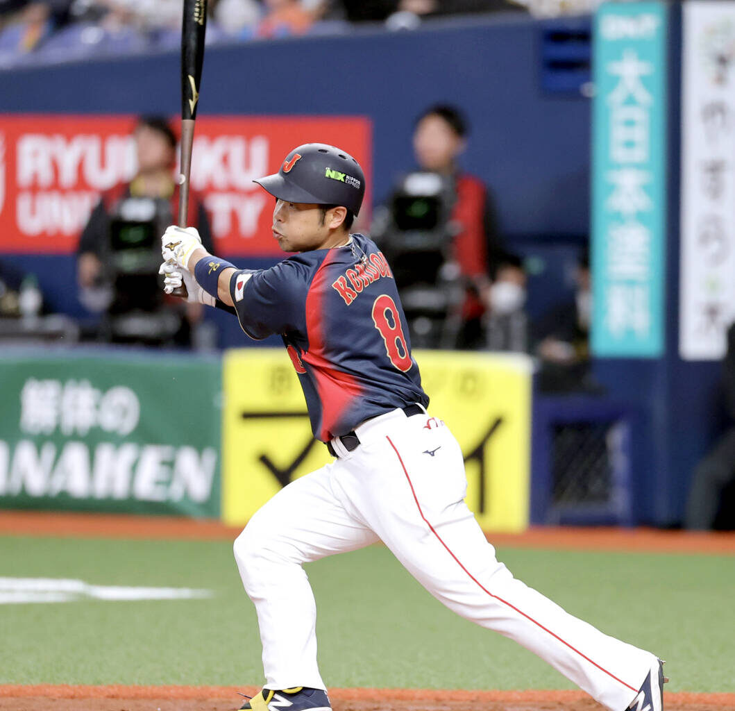 Kensuke Kondo hits a single to center hit with one out in the sixth inning (photo by Suguru Nakajima)