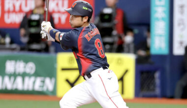 Kensuke Kondo hits a single to center hit with one out in the sixth inning (photo by Suguru Nakajima)
