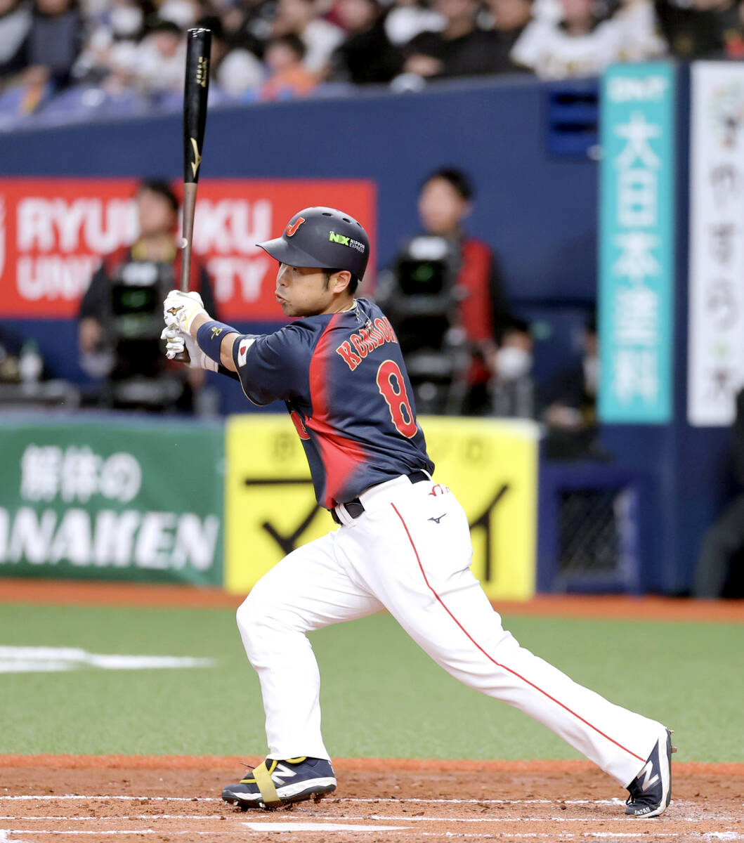 Kensuke Kondo hits a single to center hit with one out in the sixth inning (photo by Suguru Nakajima)