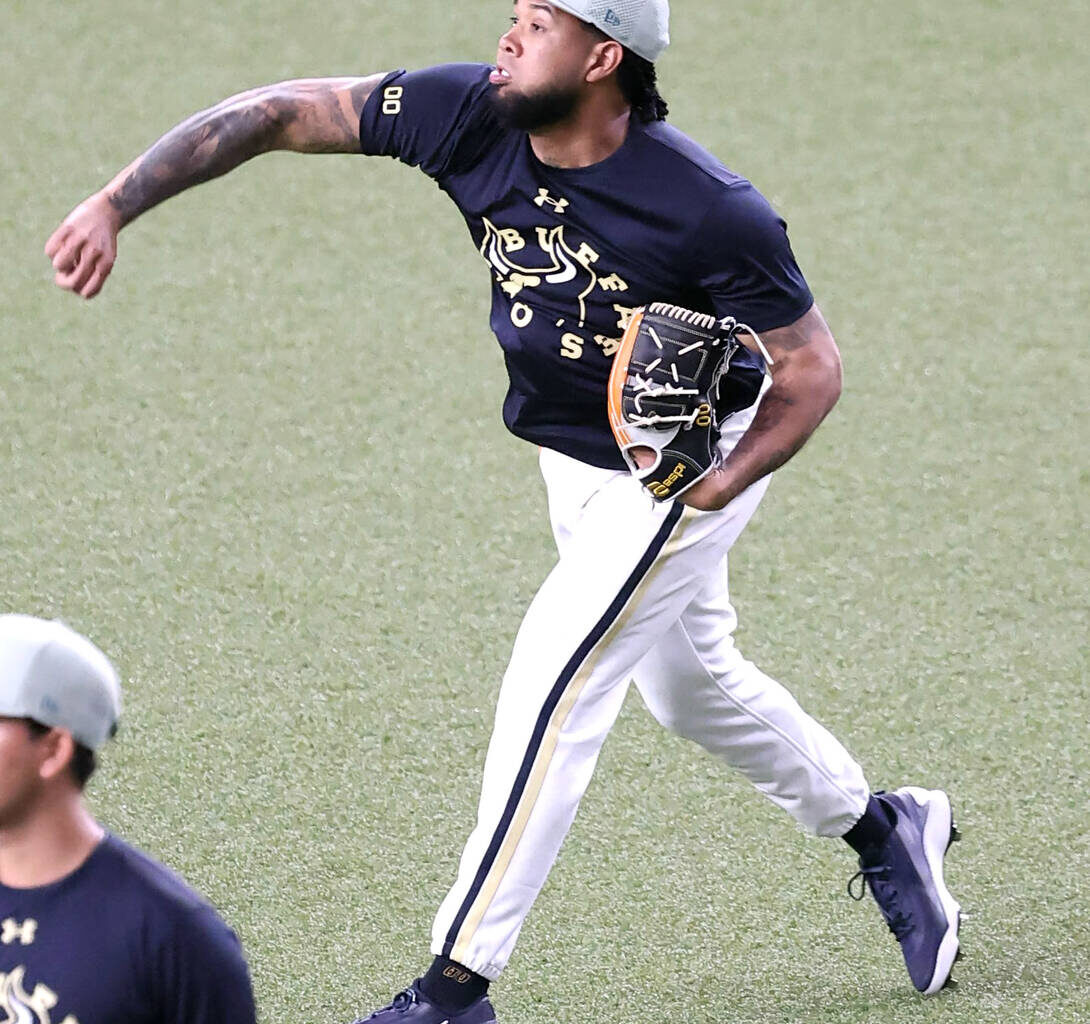Anderson Espinoza sweating while playing catch (photo by Hidenori Baba)