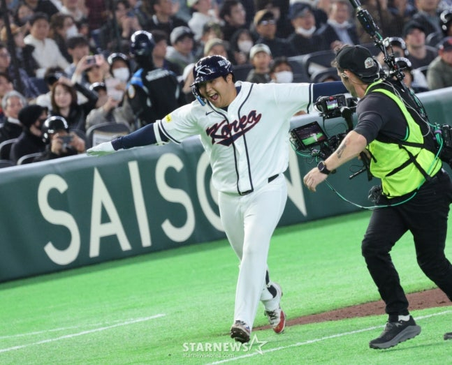 Moon Bo-kyung, the fifth batter of the national baseball team, is receiving home plane celebrations and fierce congratulations from his teammates after hitting a grand slam with one out in the bottom of the first inning of the 2026 WBC Tokyo POOL opening game between South Korea and the Czech Republic at Tokyo Dome on the 5th. /Photo = Senior Reporter Kang Young-jo