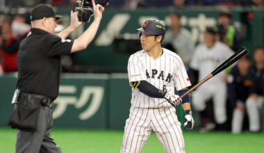 In the first inning, with no outs and a runner on first base, Kensuke Kondo is called for a pitch clock violation (photographer: Daisuke Iwata)