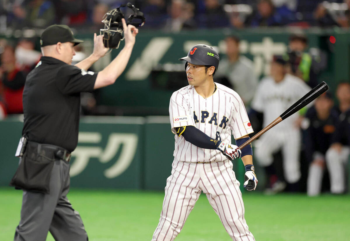 In the first inning, with no outs and a runner on first base, Kensuke Kondo is called for a pitch clock violation (photographer: Daisuke Iwata)
