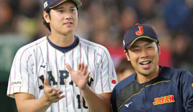 Shohei Ohtani greets Kensuke Kensuke Kondo (right) and the other nine players in the first inning (photographer: Suguru Nakajima)