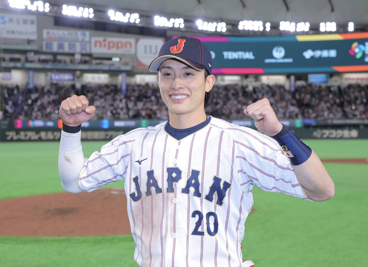Ukyo Shuto pumps his fist in celebration (photographer: Suguru Nakajima)