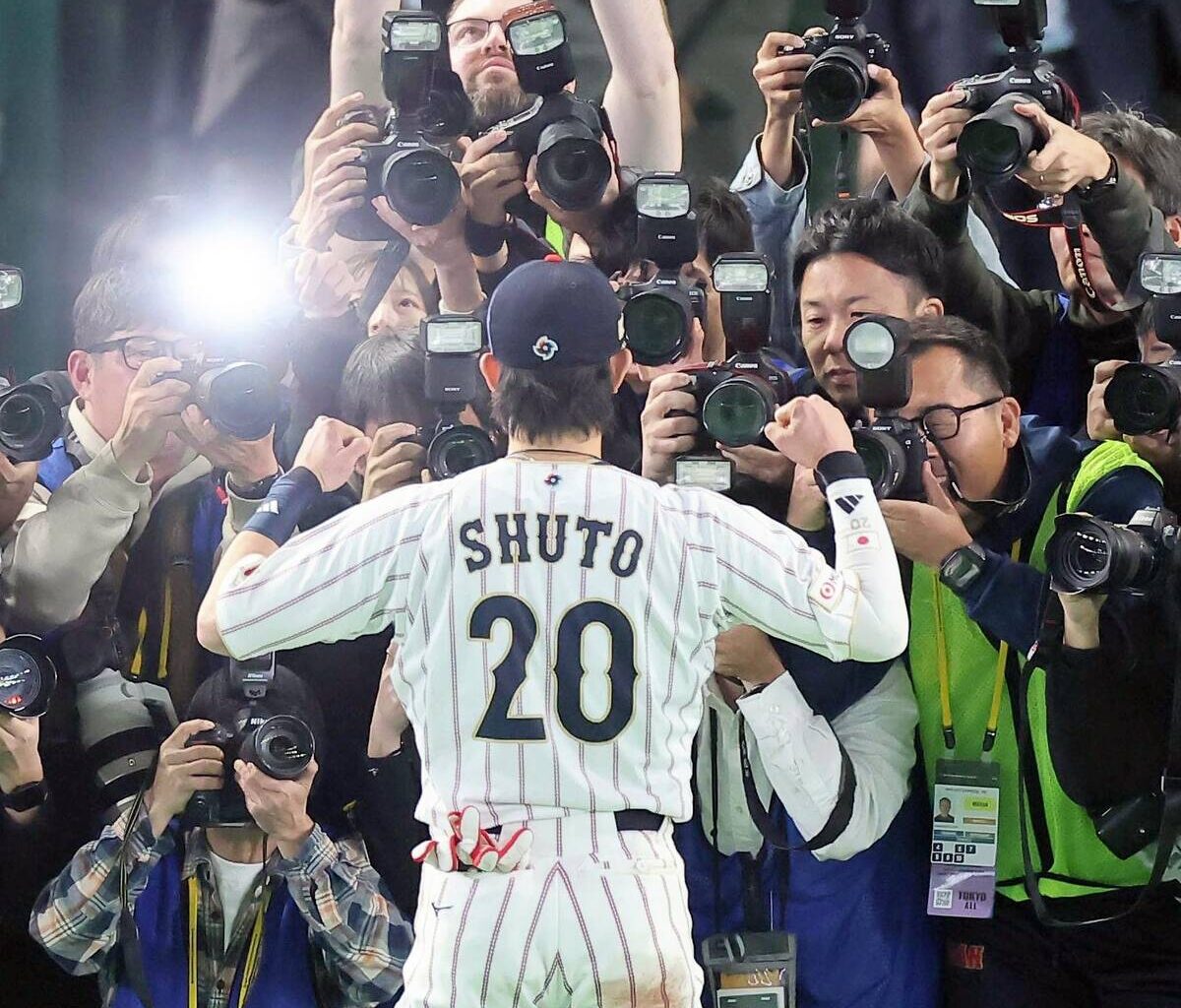 Ukyo Shuto pumps his fist after the match (photographer: Kento Yamazaki)