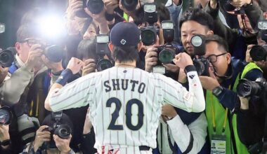 Ukyo Shuto pumps his fist after the match (photographer: Kento Yamazaki)