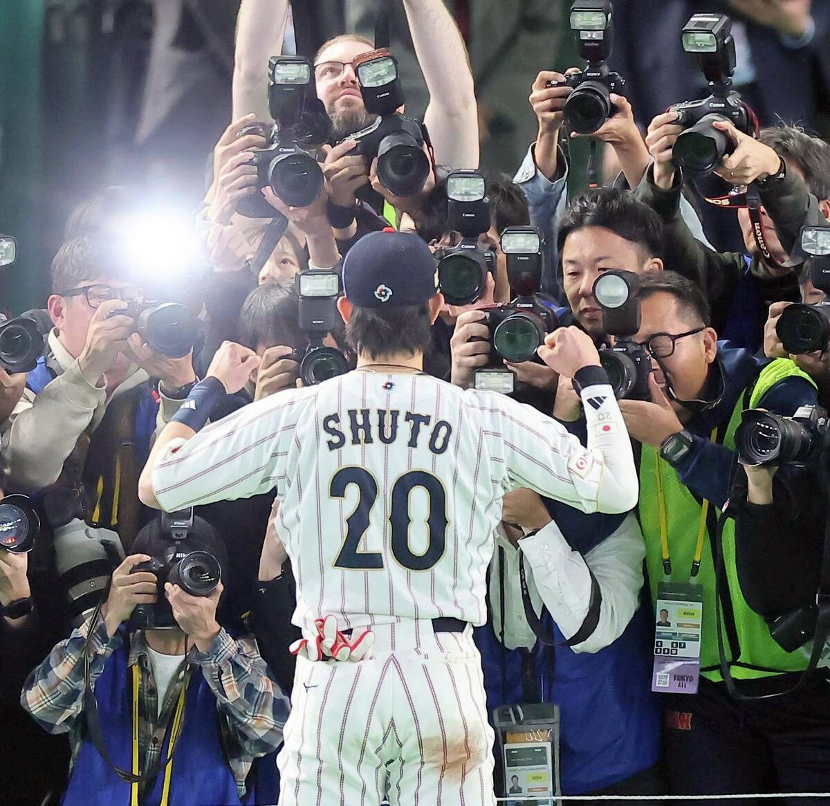 Ukyo Shuto pumps his fist after the match (photographer: Kento Yamazaki)