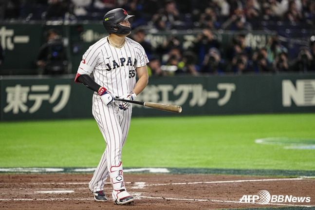 Murakami hits a home run and is looking at the ball. /AFPBBNews=News1