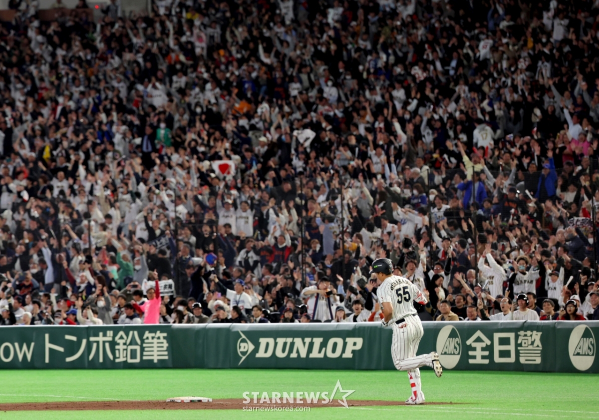 Murakami, who hit a home run, and the enthusiastic Japanese crowd. /Reuters=News1
