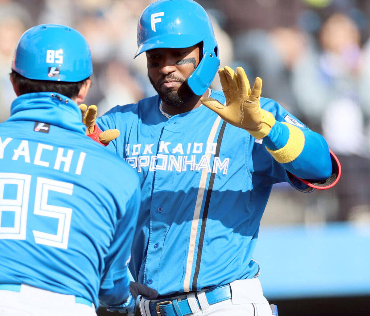 With one out and a runner on first in the eighth inning, Castro (right) hit a two-run home run over the left infield defense and base running coach Taniuchi (photo by Tomomi Watanabe).