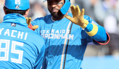 With one out and a runner on first in the eighth inning, Castro (right) hit a two-run home run over the left infield defense and base running coach Taniuchi (photo by Tomomi Watanabe).