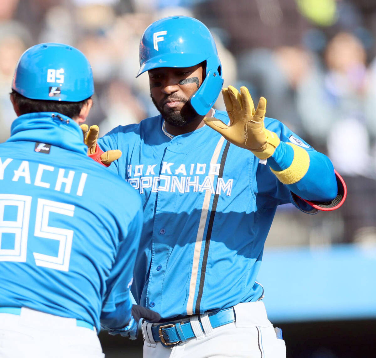 With one out and a runner on first in the eighth inning, Castro (right) hit a two-run home run over the left infield defense and base running coach Taniuchi (photo by Tomomi Watanabe).