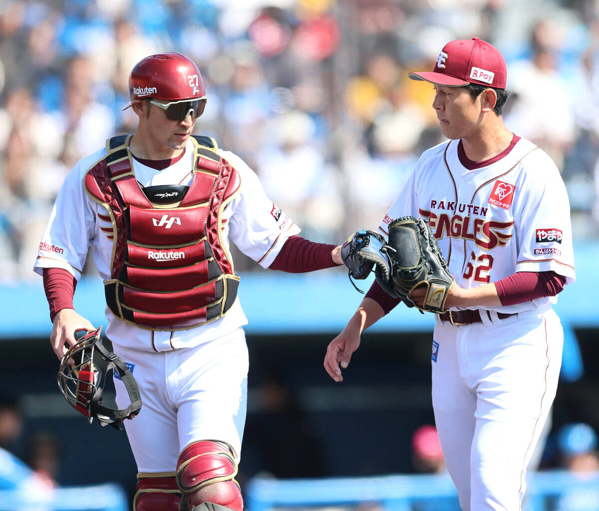 Hikaru Ito touches base with Naoto Nishiguchi (right) after pitching the first inning (photographer: Tomomi Watanabe)