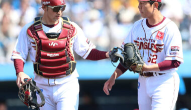 Hikaru Ito touches base with Naoto Nishiguchi (right) after pitching the first inning (photographer: Tomomi Watanabe)