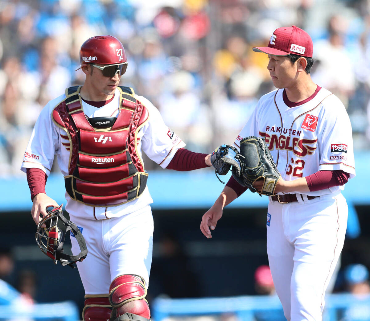 Hikaru Ito touches base with Naoto Nishiguchi (right) after pitching the first inning (photographer: Tomomi Watanabe)