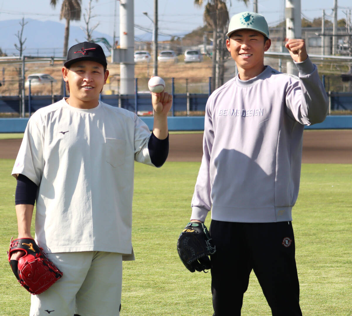 Orix Buffaloes 's Soya (right) and Miyagi exchanged smiles and pledged to do their best.