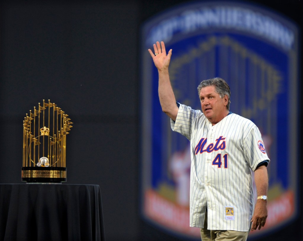 Former New York Mets pitcher Tom Seaver waves during a celebration of the 40th anniversary of their 1969 World Championship before the Mets played the Philadelphia Phillies in their MLB National League baseball game in New York August 22, 2009.  