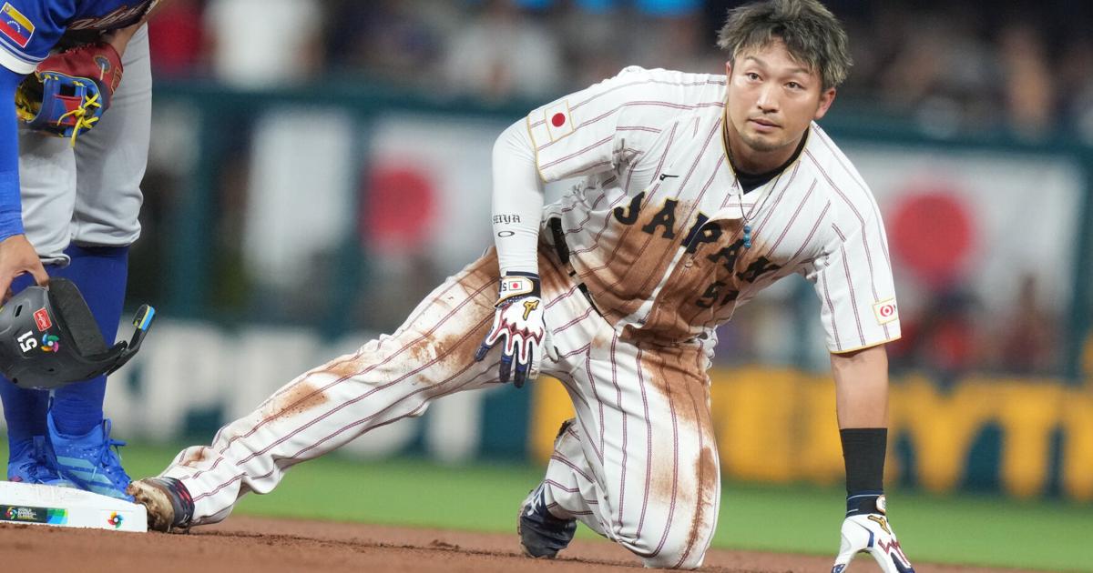 Japan's Seiya Suzuki leaves WBC quarterfinal after appearing to hurt leg on slide | Sports