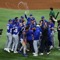 Venezuela stun USA to win politically charged World Baseball crown | Nation