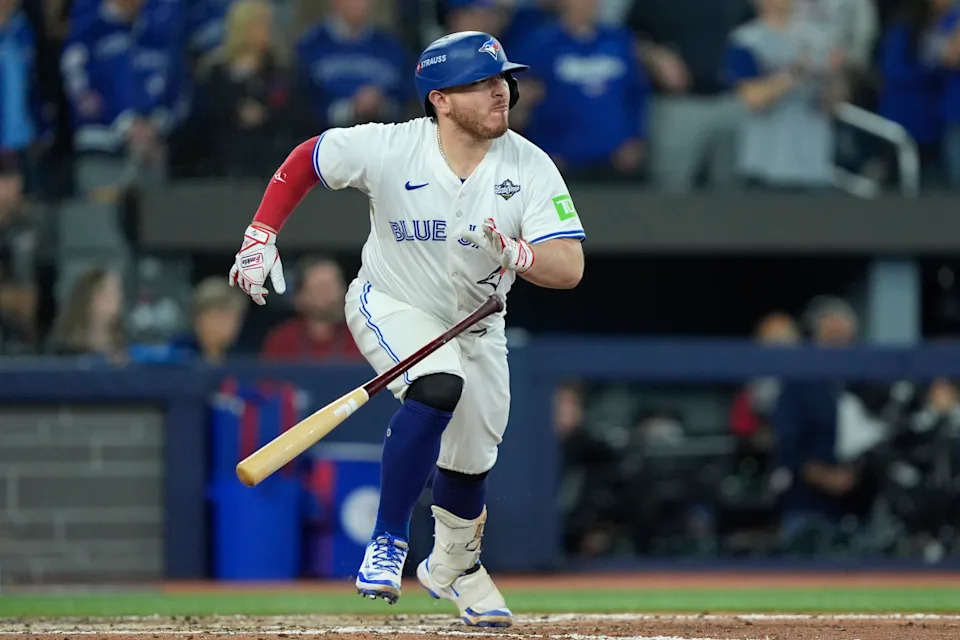 Toronto Blue Jays catcher Alejandro Kirk (30) against the Los Angeles Dodgers.© John E. Sokolowski-Imagn Images