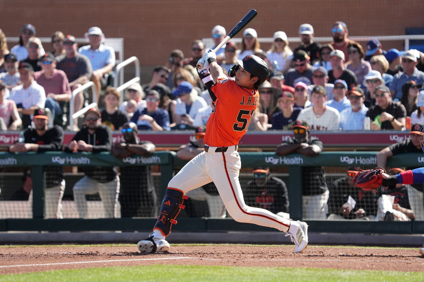 San Francisco Giants center fielder Lee Jung-hoo hits a single against the Chicago Cubs at Scottsdale Stadium in Arizona on Feb. 22. [YONHAP]