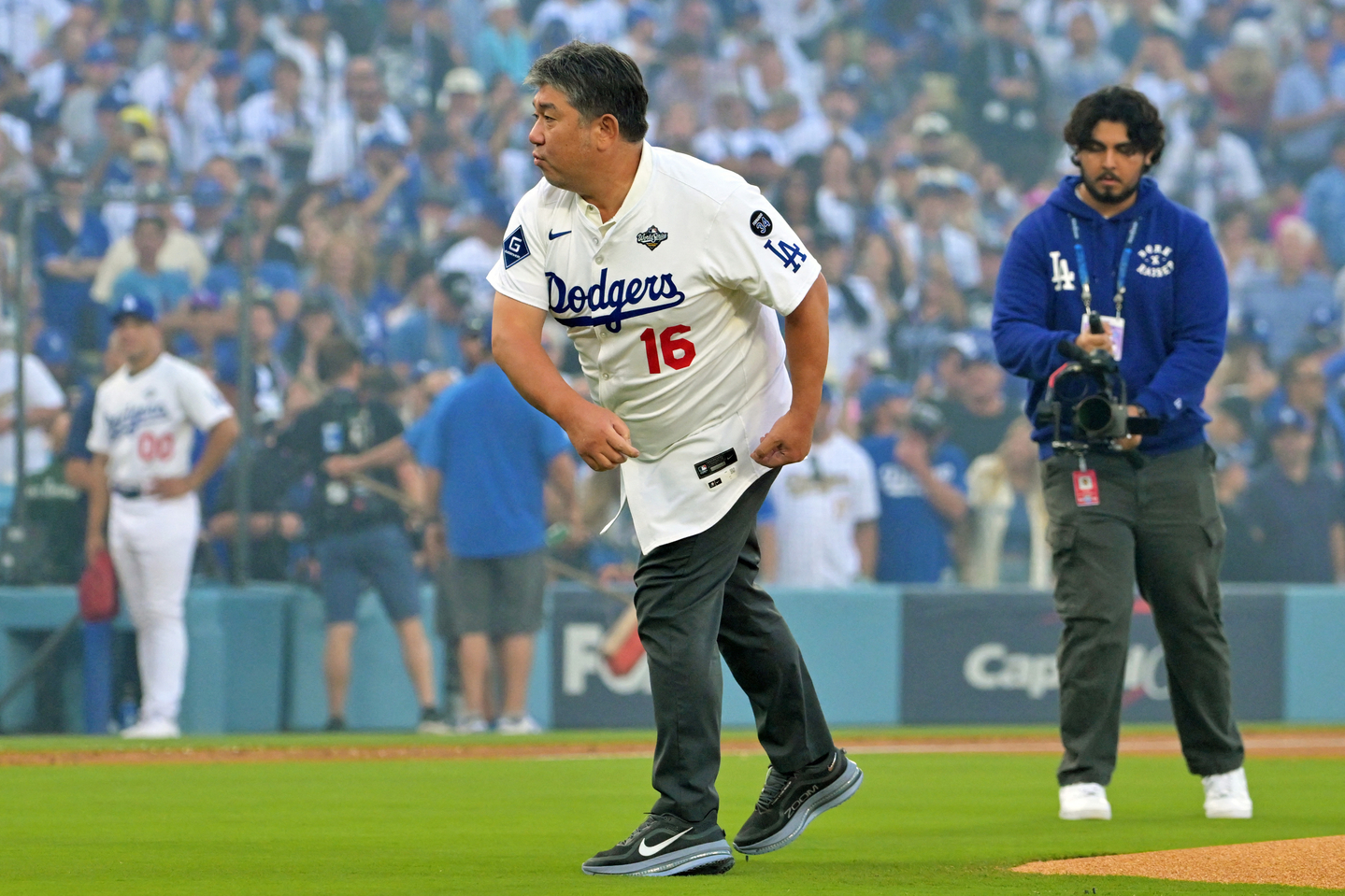 Los Angeles Dodgers former player Hideo Nomo throws the ceremonial first pitch before Game 3 of the 2025 MLB World Series against the Toronto Blue Jays at Dodger Stadium in Los Angeles on Oct. 27, 2025. [REUTERS/YONHAP]