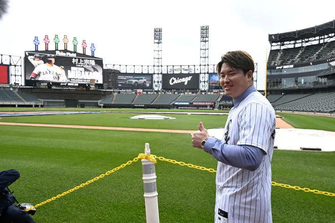 New Chicago White Sox player Munetaka Murakami gives a thumbs up on the field after a press conference where he was introduced at Rate Field.