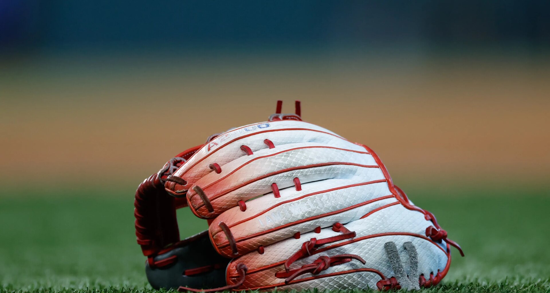 9th inn. walk-off error dooms Texas baseball at Auburn