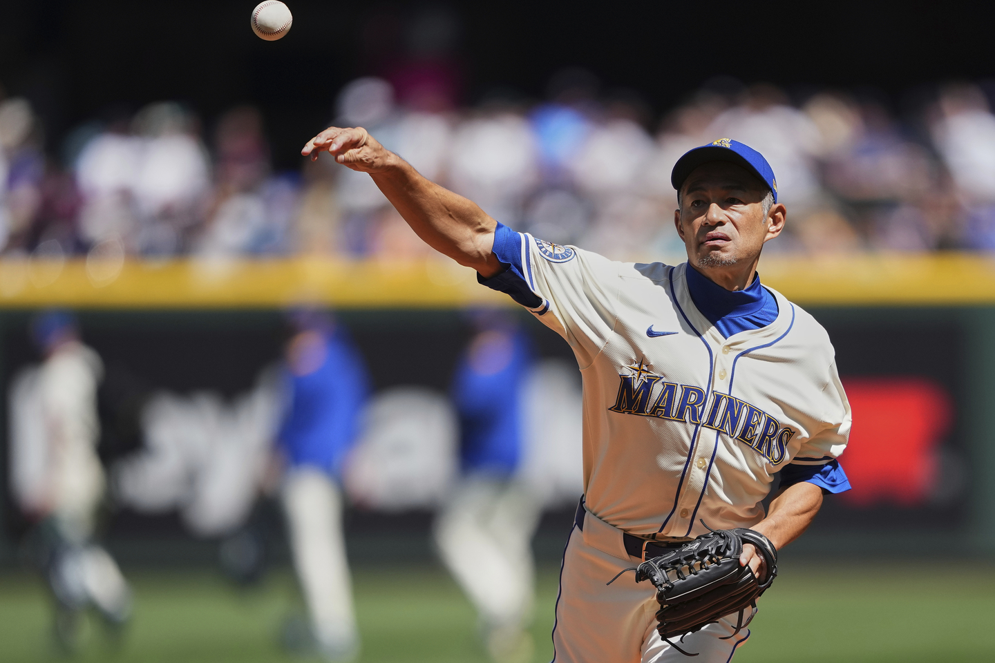 Former Seattle Mariners right fielder Ichiro Suzuki throws the ceremonial first pitch to former Mariners pitcher Randy Johnson before a baseball game between the Mariners and the Tampa Bay Rays in Seattle, Washington, on Aug. 10, 2025. [AP/YONHAP]