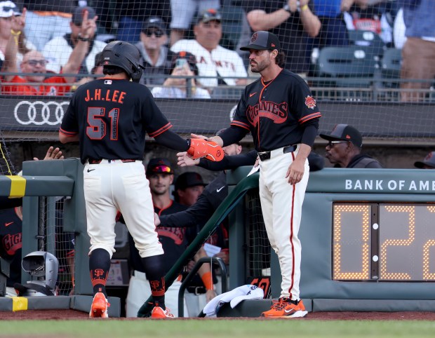 San Francisco Giants' Jung Hoo Lee #51 is congratulated by manager Tony Vitello after scoring on a single by Matt Chapman #26 in the third inning of their MLB game against the New York Yankees at Oracle Park in San Francisco, Calif., on Saturday, March 28, 2026. (Jane Tyska/Bay Area News Group)