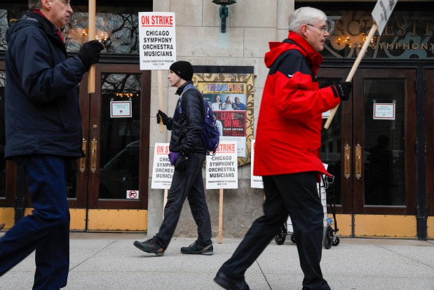 Members of the Chicago Symphony Orchestra musicians union picket on March 11, 2019, outside Orchestra Hall on South Michigan Avenue in Chicago. (José M. Osorio/Chicago Tribune)