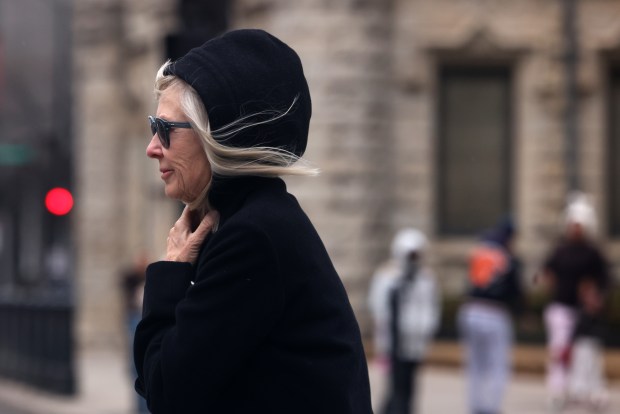 Cold temperatures and a wind advisory hit pedestrians in Chicago on Feb. 20, 2026. (Antonio Perez/Chicago Tribune)