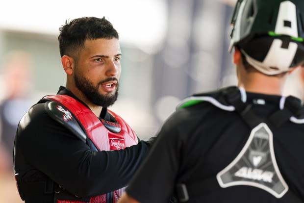 Chicago White Sox catcher Edgar Quero, left, speaks to Drew Romo during spring training at Camelback Ranch in Glendale, Ariz., on Tuesday, Feb. 17, 2026. (Eileen T. Meslar/Chicago Tribune)