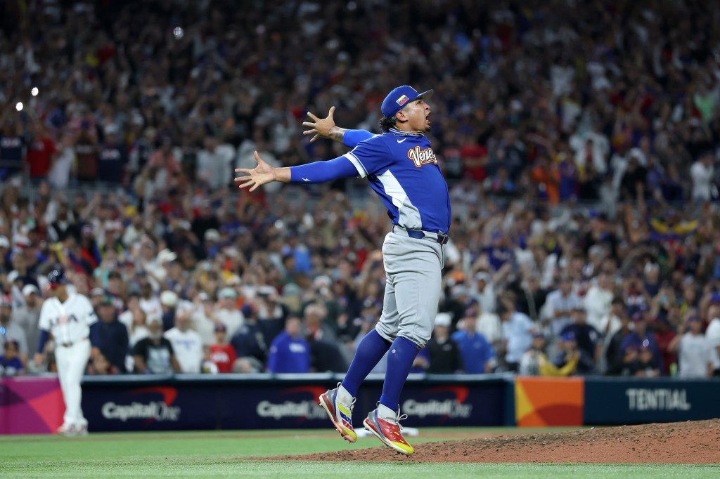 Daniel Palencia shows off WBC gold medal
