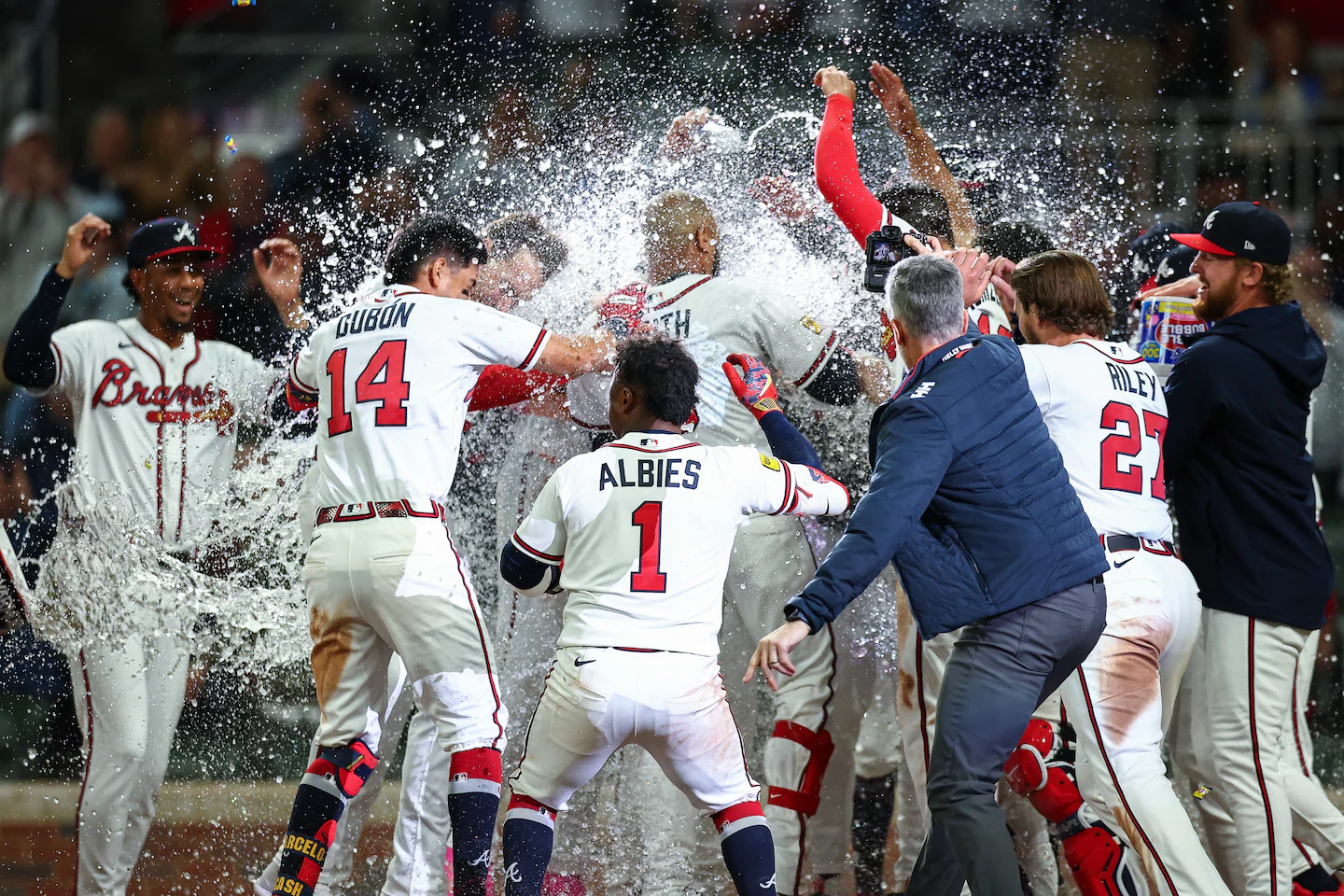 Less than 2 weeks after his mother's death, Dominic Smith delivers a historic Braves walk-off