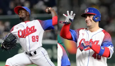 pitcher Liván Moinelo and player Ariel Martínez © Federación Cubana de Béisbol y Softbol