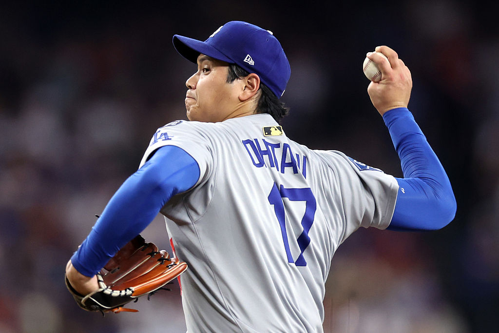 PHOENIX, ARIZONA - SEPTEMBER 23: Starter Shohei Ohtani #17 of the Los Angeles Dodgers pitches against the Arizona Diamondbacks during the third inning at Chase Field on September 23, 2025 in Phoenix, Arizona. (Photo by Chris Coduto/Getty Images)