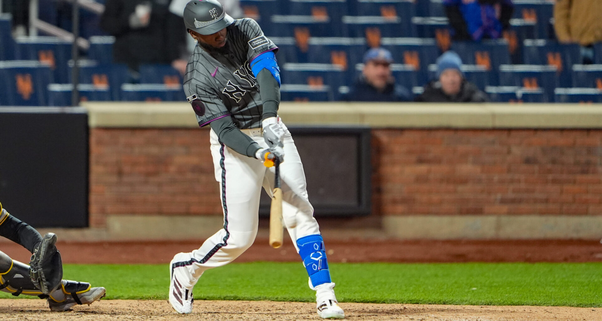 Luis Robert Jr's Walk-Off Homer in Extras Lifts Mets over Pirates