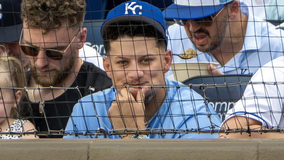Patrick Mahomes meets Twins, reunites with his godfather