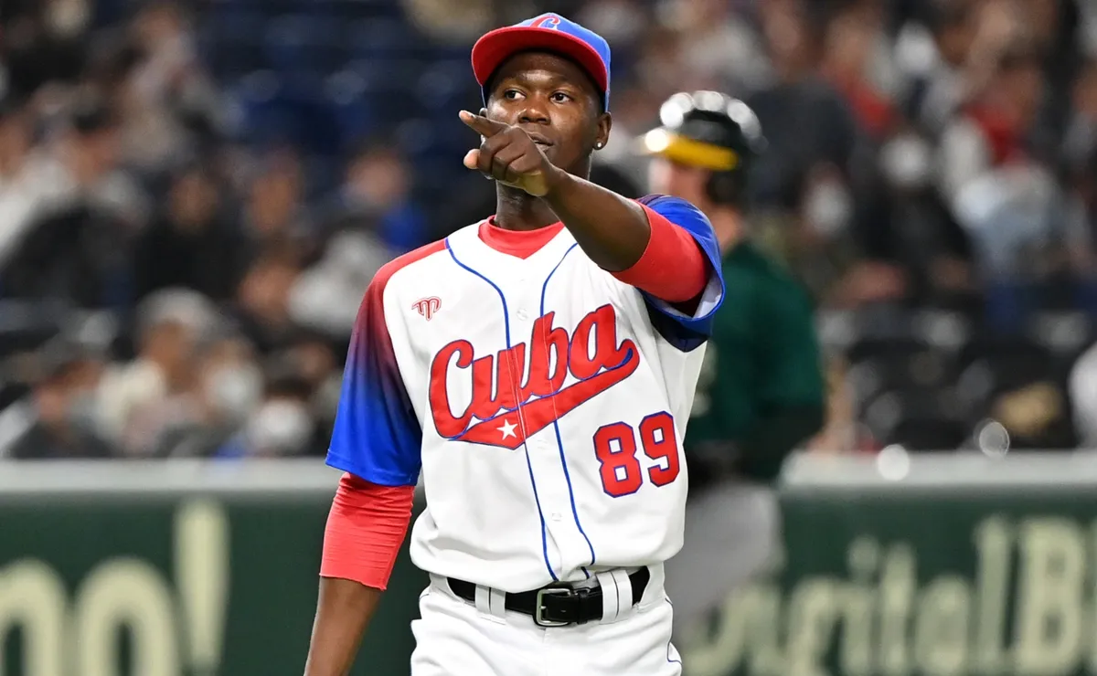 Why the reigning Japanese Pacific League MVP Livan Moinelo hasn’t reported to his team yet?