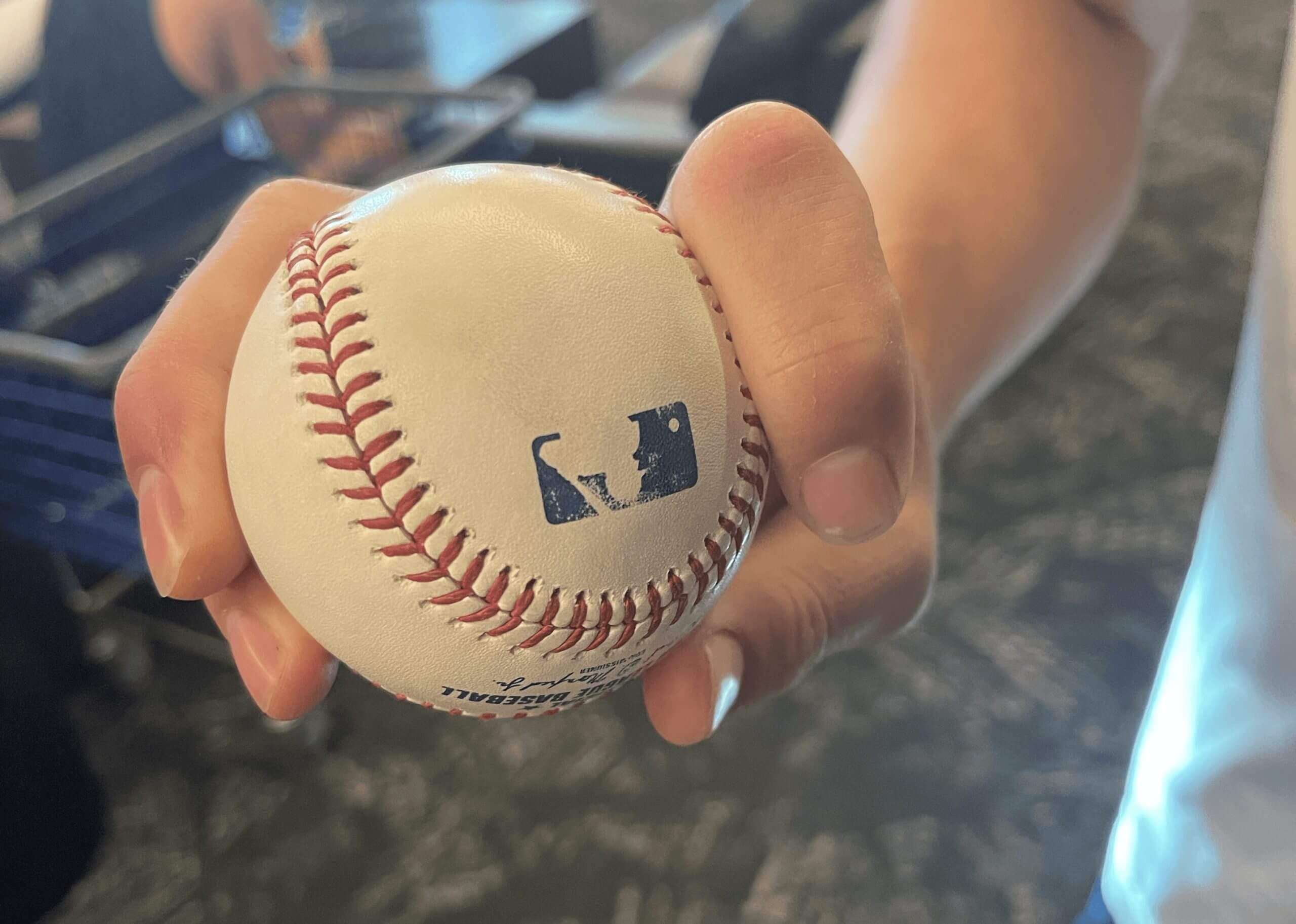 Logan Gilbert's split-finger grip.