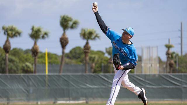 Miami Marlins pitcher Pete Fairbanks (29) pitches during the team's first full-squad spring training workout at Roger Dean Stadium on Monday, Feb. 16, 2026, in Jupiter, Fla.