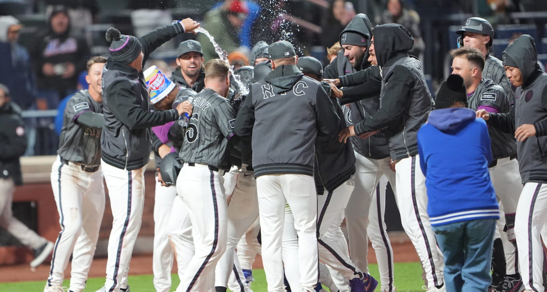 Luis Robert Jr. walks off NY Mets past Pirates in 11 innings