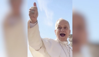 White Sox Shoutout Draws Smile and Thumbs Up from Pope Leo in Rome