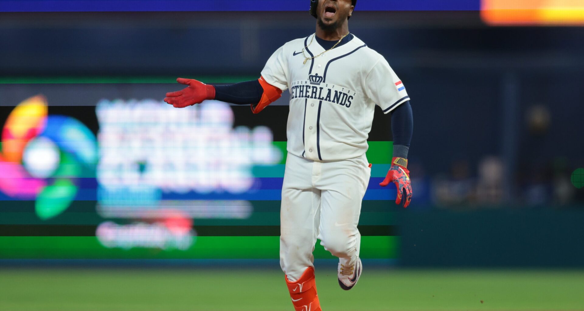 Atlanta Braves AS Ozzie Albies wins it for the Netherlands