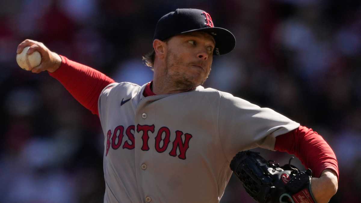 Dane Myers hits game-winning single in the 11th as the Reds beat the Red Sox 6-5