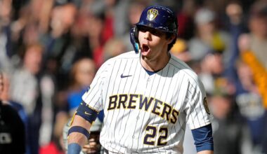 Christian Yelich homers to cap a 6-run rally in the 8th inning as Brewers beat White Sox 9-7