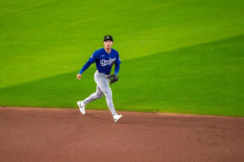 Los Angeles Dodgers shortstop Hyeseong Kim (6) runs toward second base during an MLB spring training baseball game against the Kansas City Royals on March 17th, 2026 in Surprise, AZ.