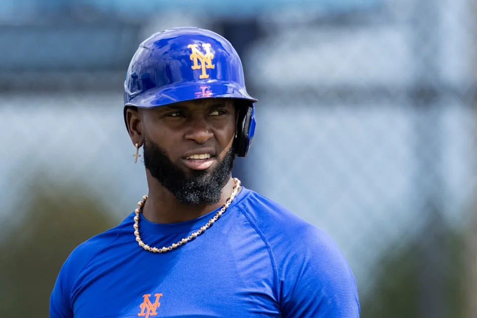 New York Mets Luis Robert Jr. takes live batting practice on Feb. 17, 2026, in Port St. Lucie. Corey Sipkin for tNY Post